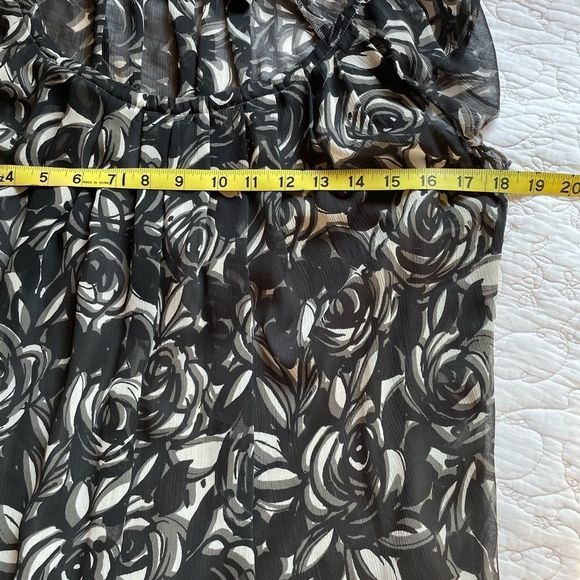 Liz Claiborne Flounce Floral Top - Picture 4 of 13